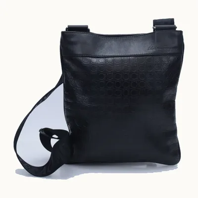 Bolsa Messenger Salvatore Ferragamo Gancini Negra