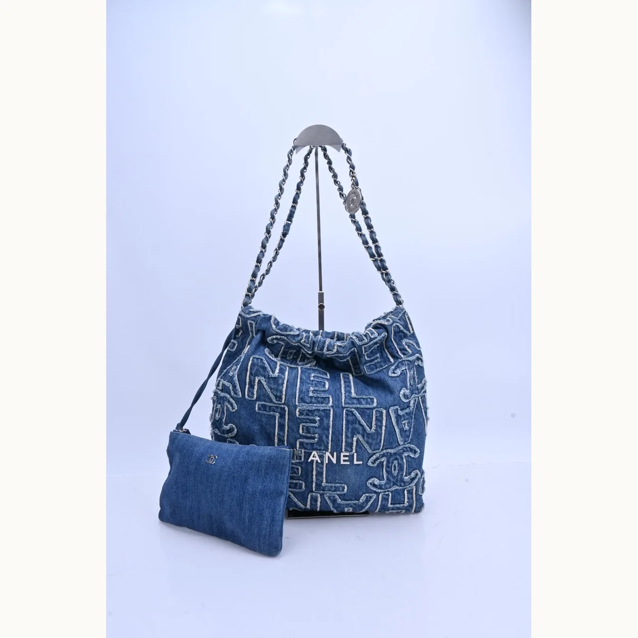 De hombro Chanel 22 Small Denim Azul pequeña